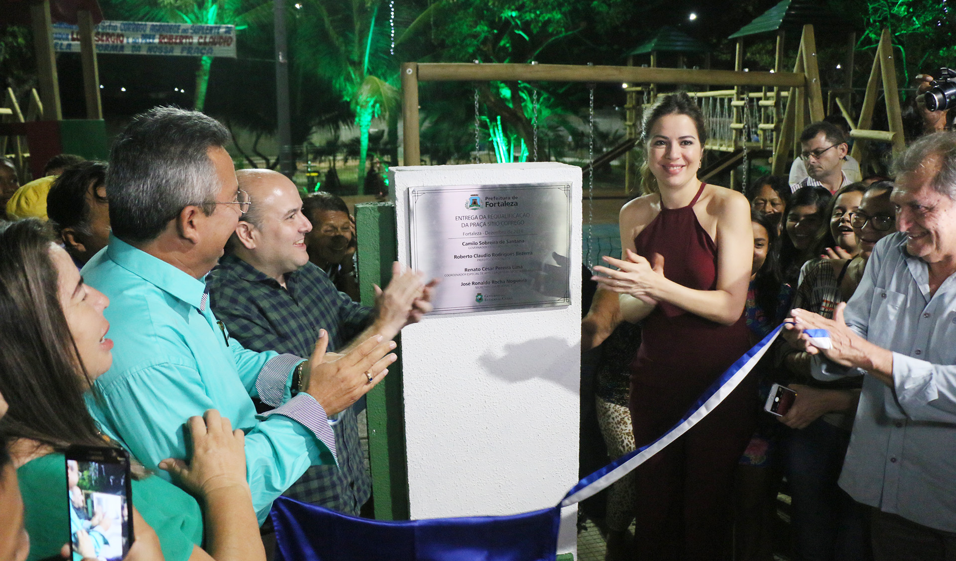 pessoas em pé posando para a foto